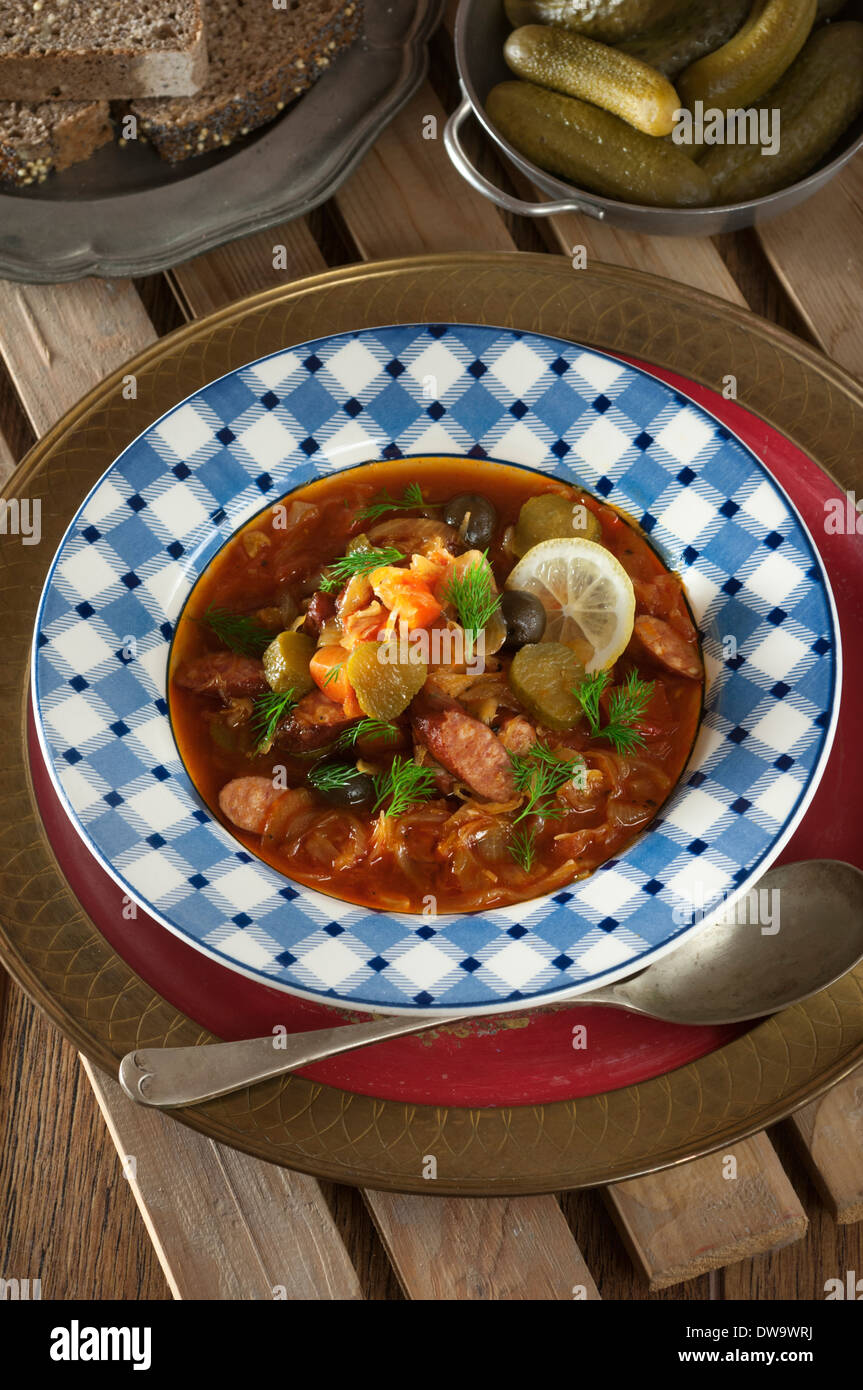 Solyanka. Östliche Europäische Fleisch und Gemüse Suppe Stockfoto