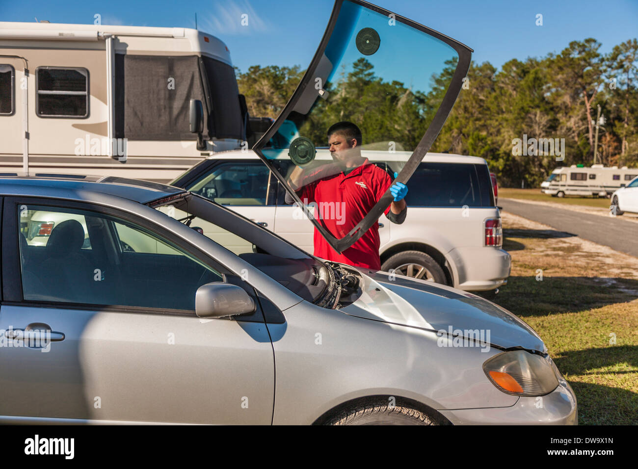 Mobile Servicetechniker Austausch Windschutzscheibe Glas auf Toyota Corolla Stockfoto