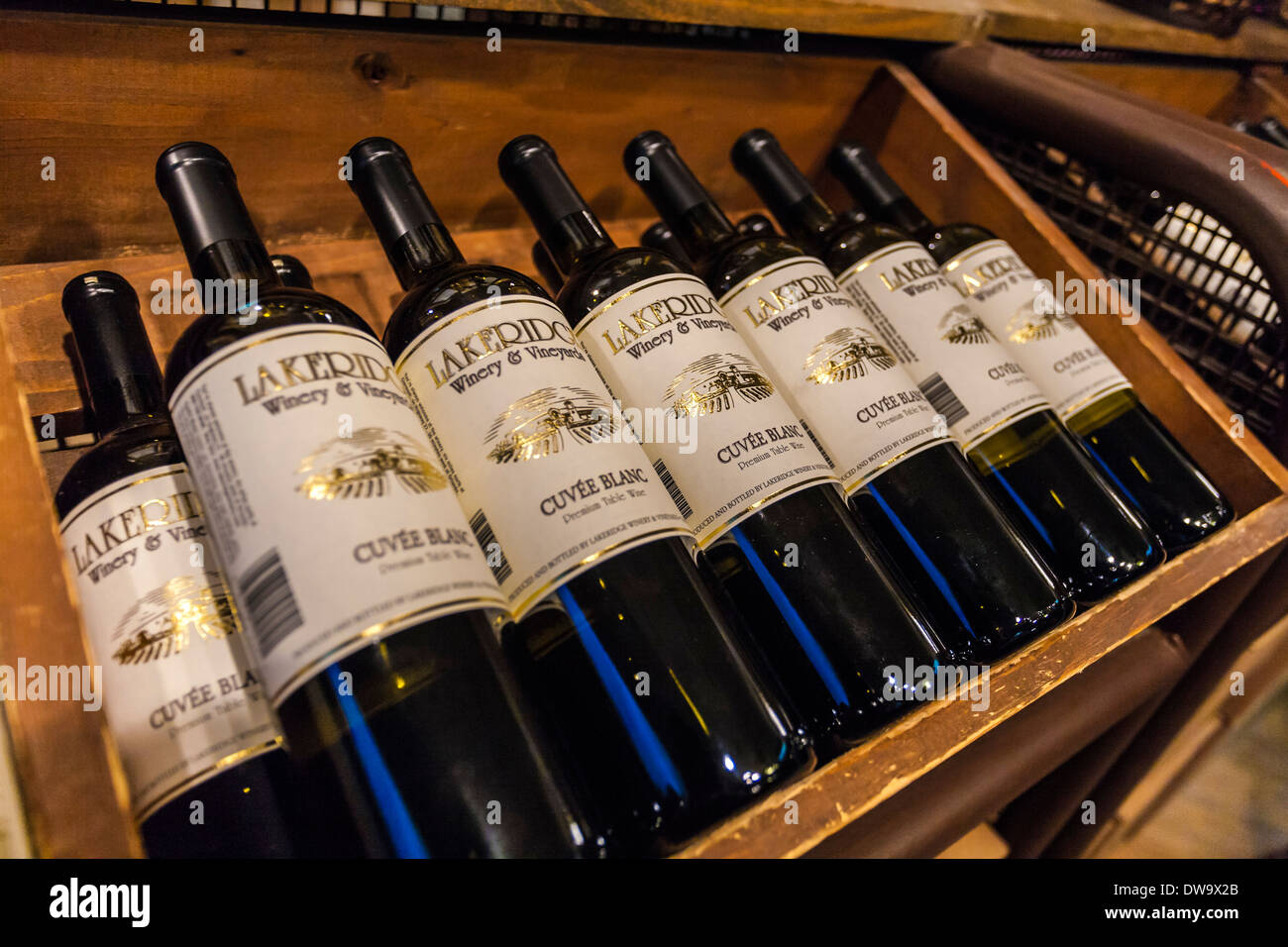 Flaschen Cuvee Blanc in den Regalen der Lakeridge Winery and Vineyard in Clermont, Florida Stockfoto