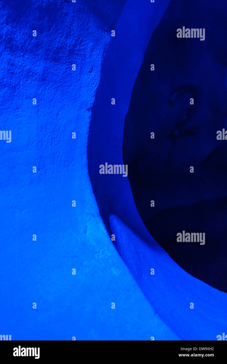 Geformten Wänden und dramatische blaue Beleuchtung schafft abstrakte Formen im SeaWorld Orlando, FL Stockfoto