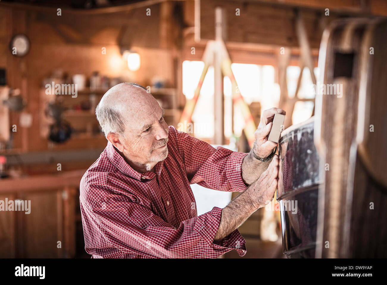 Ältere Mann arbeitet auf Bootsbau hobby Stockfoto