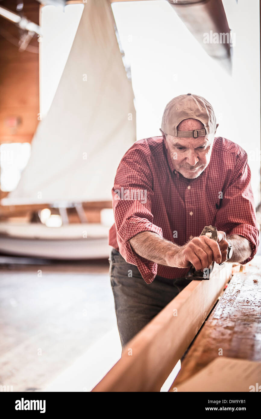 Ältere Mann arbeitet auf Bootsbau hobby Stockfoto