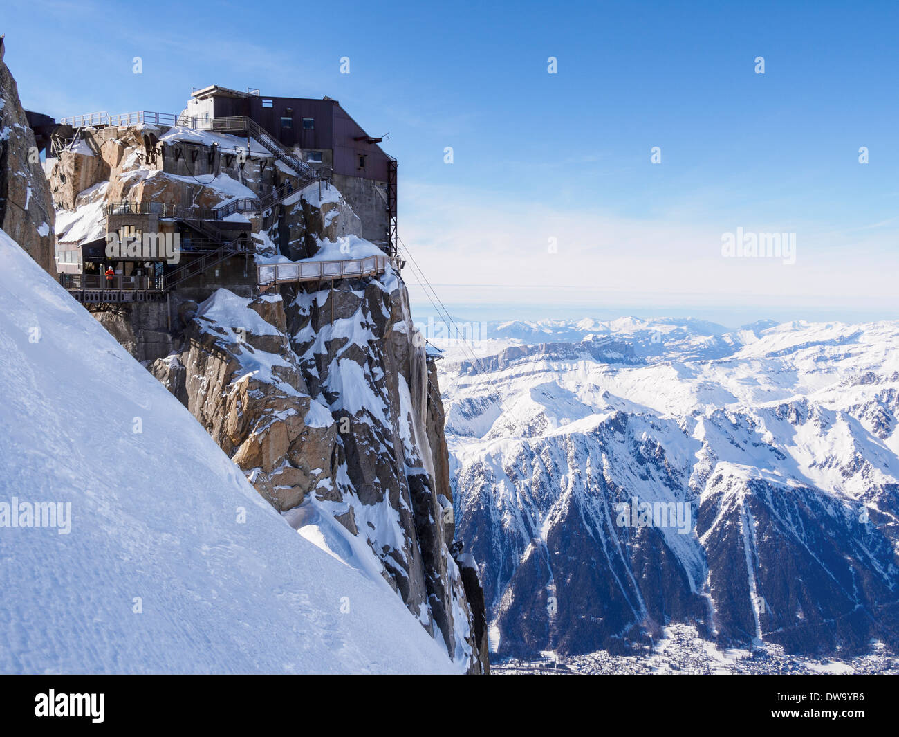 Aiguille du Midi top téléphérique Seilbahnstation im Winter Schnee in den Französischen Alpen oben Chamonix-Mont-Blanc, Haute Savoie, Rhône-Alpes, Frankreich Stockfoto