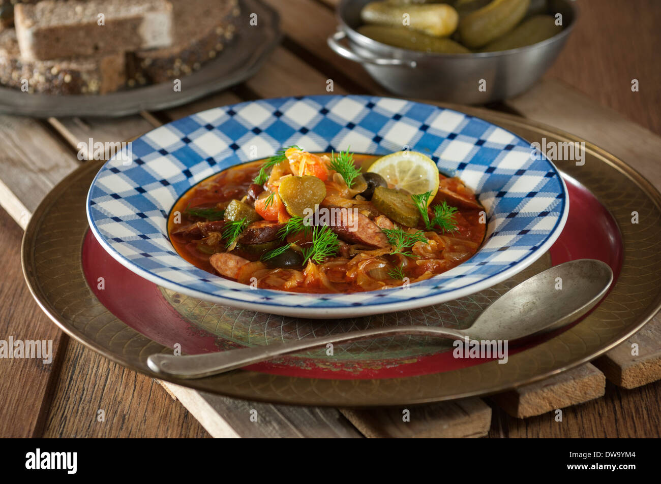 Solyanka. Östliche Europäische Fleisch und Gemüse Suppe Stockfoto