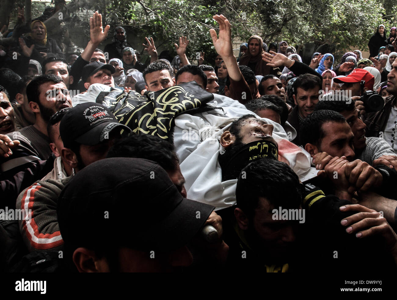 Gaza, Palästinensische Gebiete. 4. März 2014. Palästinenser tragen den Körper des islamischen Jihad militante Mosab Al Zaanin, 21, während seiner Beerdigung im nördlichen Gazastreifen Beit Hanoun am 4. März 2014. Nach dem Luftangriff Montagabend in Beit Hanoun wurden zwei Palästinenser getötet. Bildnachweis: Sameh Rahmi/NurPhoto/ZUMAPRESS.com/Alamy Live-Nachrichten Stockfoto