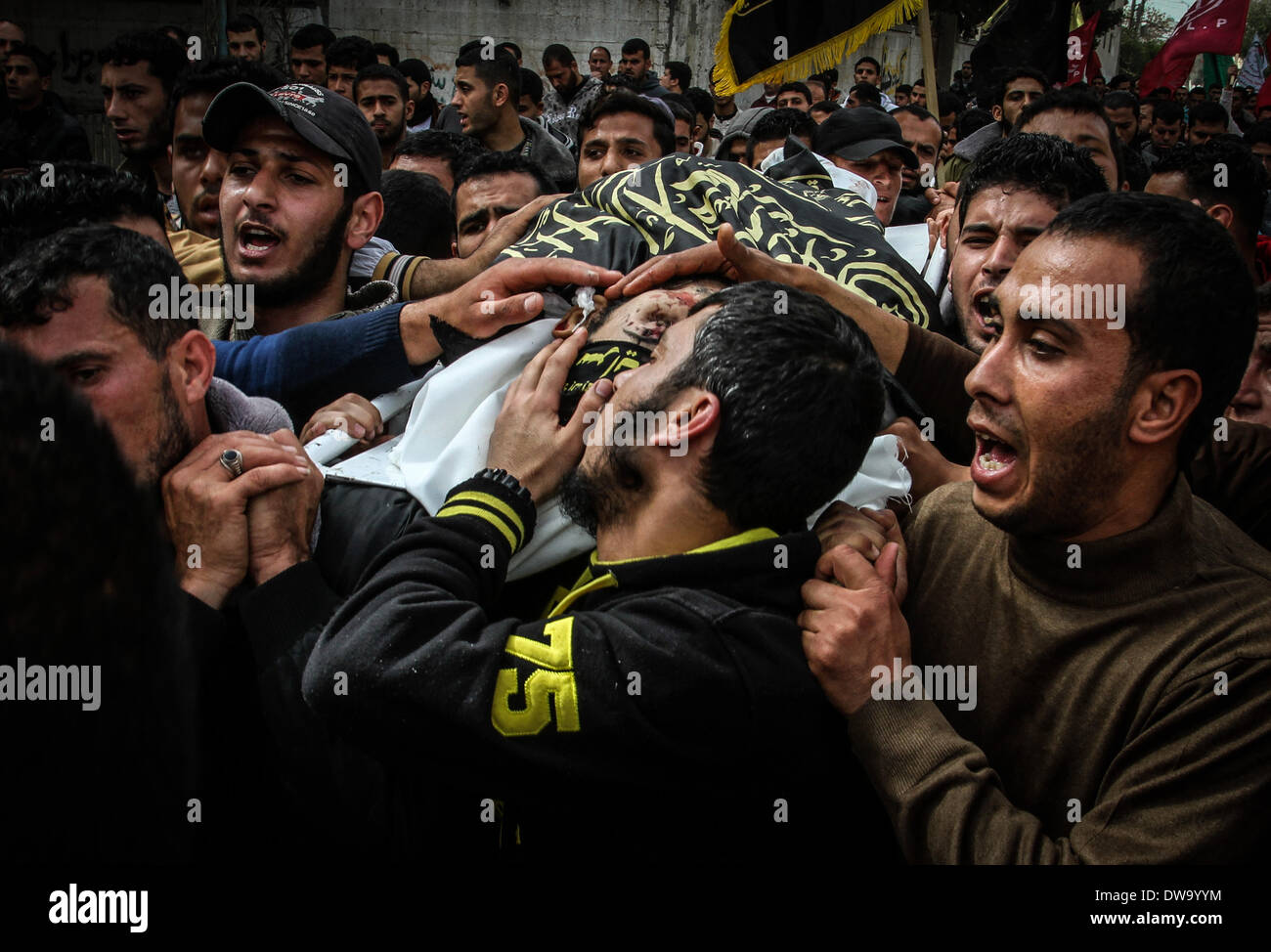 Gaza, Palästinensische Gebiete. 4. März 2014. Palästinenser tragen den Körper des islamischen Jihad militante Mosab Al Zaanin, 21, während seiner Beerdigung im nördlichen Gazastreifen Beit Hanoun am 4. März 2014. Nach dem Luftangriff Montagabend in Beit Hanoun wurden zwei Palästinenser getötet. Bildnachweis: Sameh Rahmi/NurPhoto/ZUMAPRESS.com/Alamy Live-Nachrichten Stockfoto