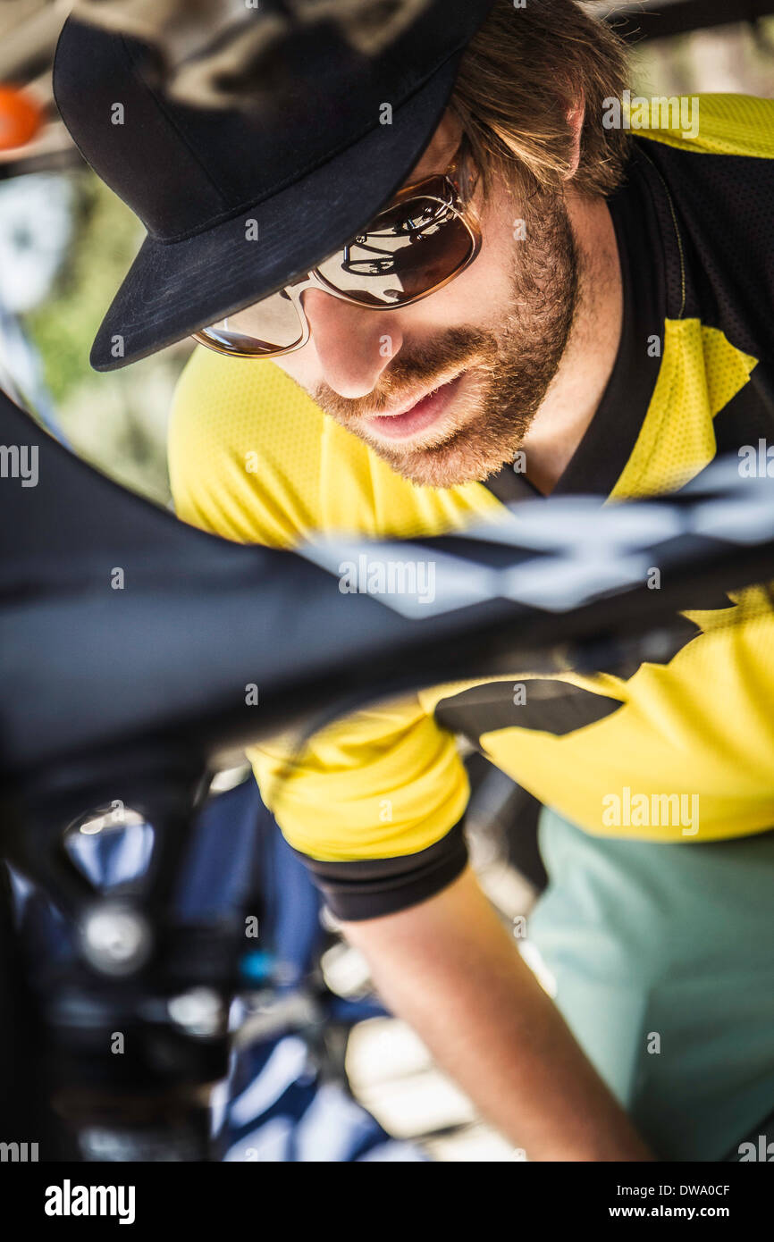 Nahaufnahme von jungen männlichen Mountainbiker Bike Check Stockfoto