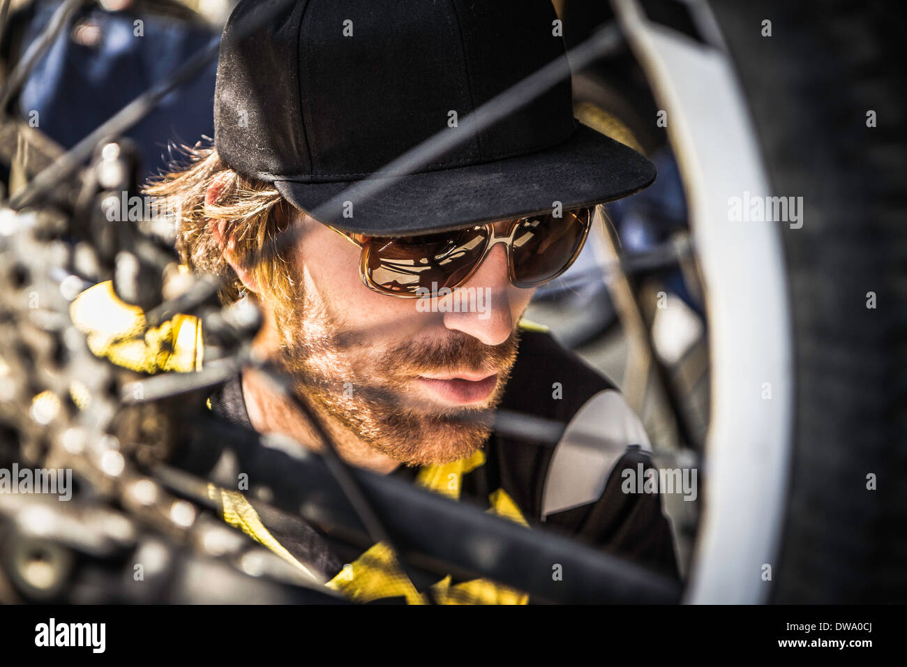 Nahaufnahme von jungen männlichen Mountainbiker Check-Rad Stockfoto