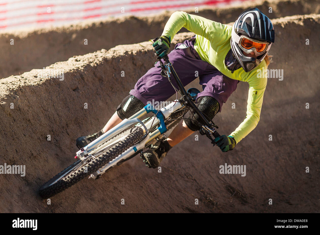 Junge weibliche Mountainbiker racing in Sea Otter Classic Mountainbike Festival auf Laguna Seca Raceway in der Nähe von Monterey und Salinas Stockfoto