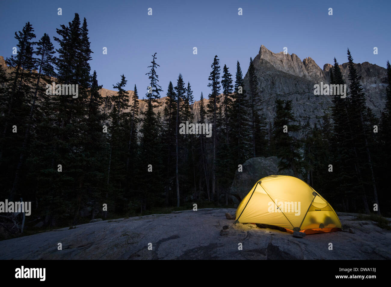 Camping in der Nähe von Kratersee am Fuße des Lone Eagle Peak, Indian Peaks Wilderness, Colorado, USA Stockfoto