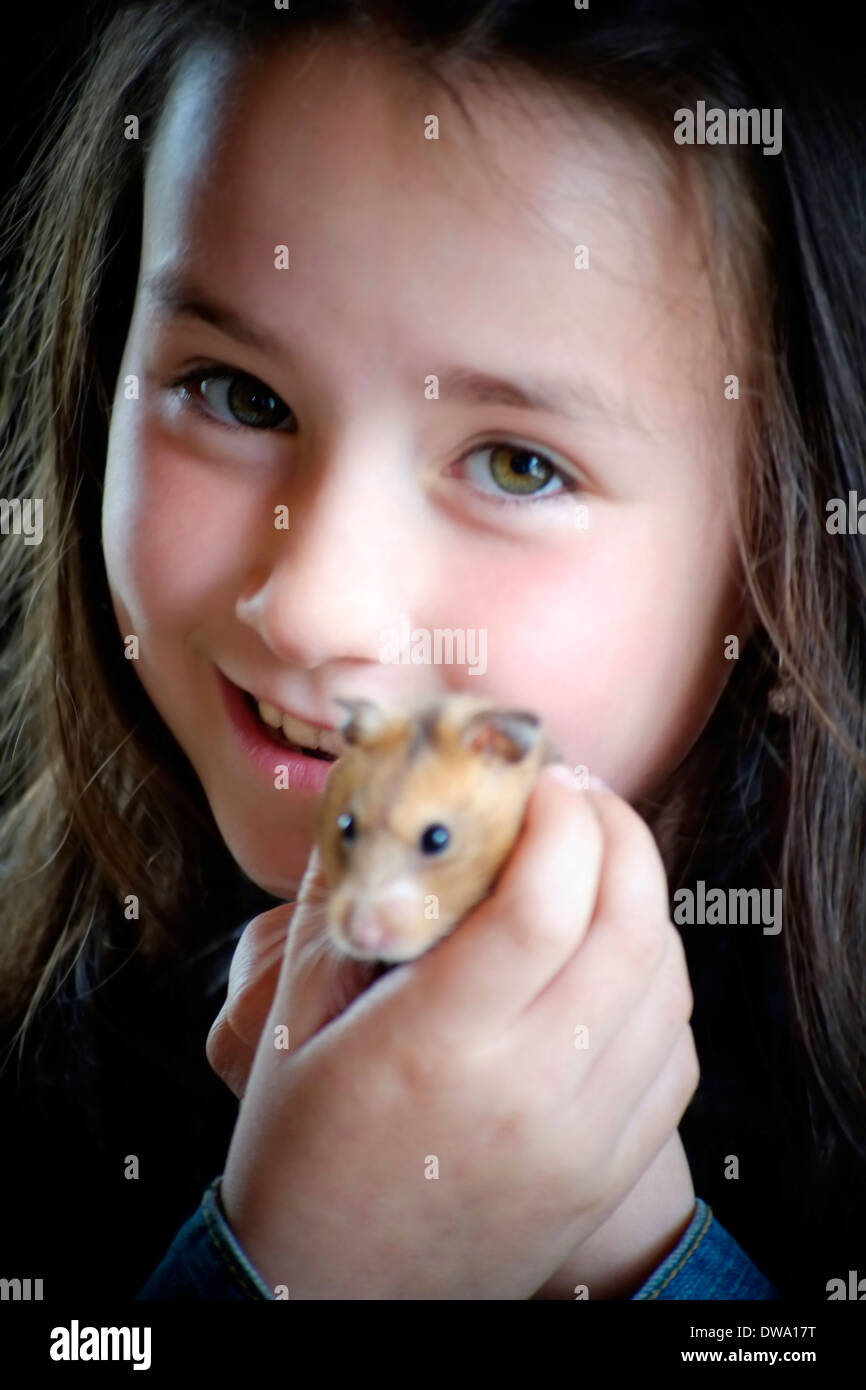 Kleines Mädchen mit ihrem Haustier Hamster in Irland Stockfoto