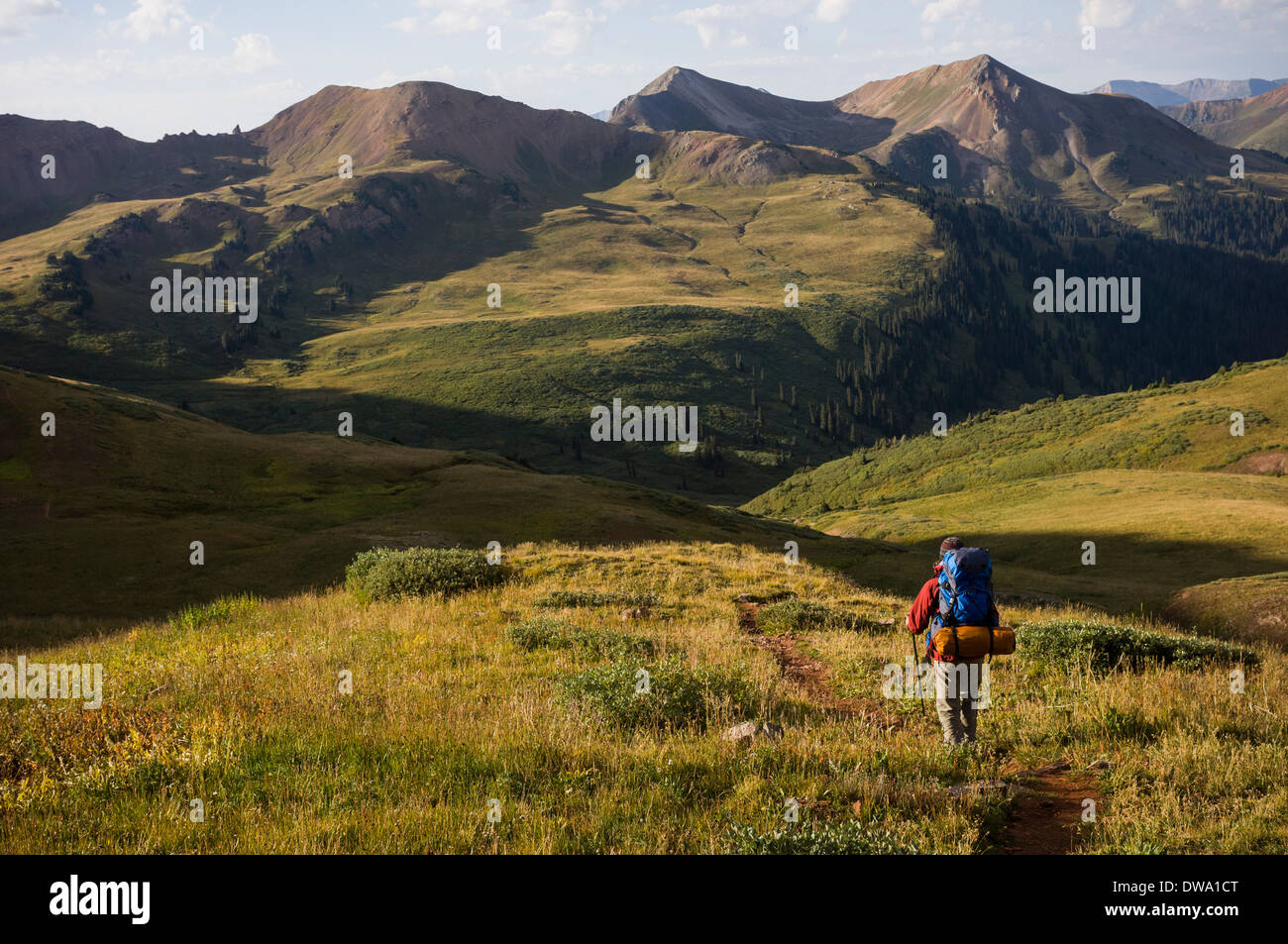 Frau wandern über kalten Air Pass, West Elk Mountains, Colorado, USA Stockfoto