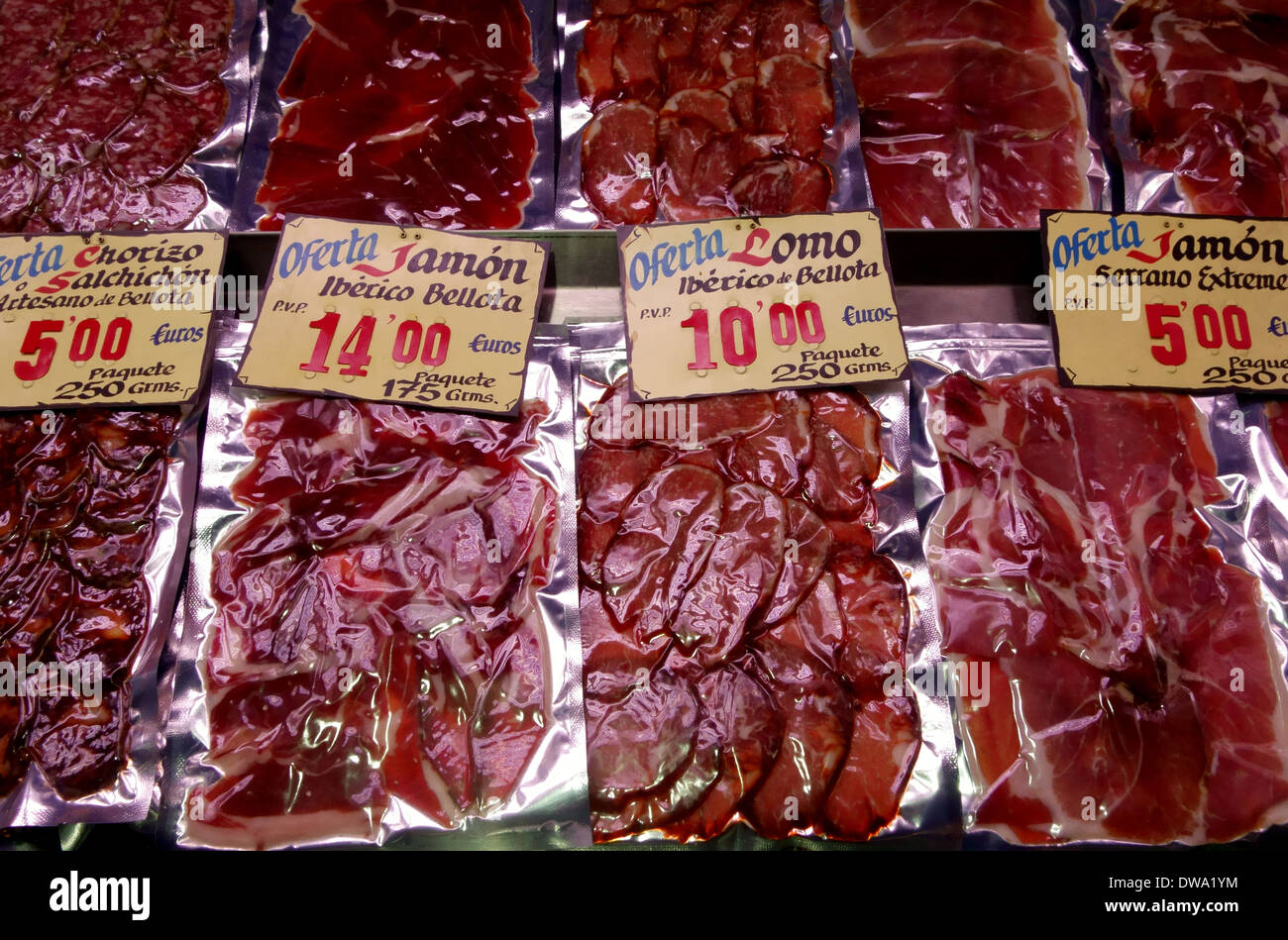 Schweinefleisch (Schinken, Chorizo, Lomo) zum Verkauf in Madrid-Lebensmittel-Laden, Spanien Stockfoto