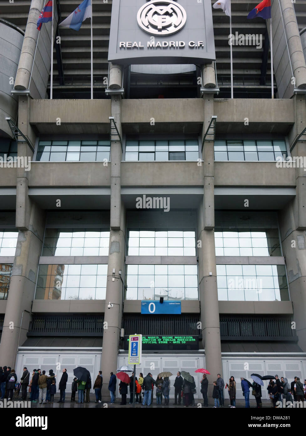 Real Madrid Fußball-Fans in die Warteschlange für offizielle Tour Bernabeu-Stadion, Spanien Stockfoto