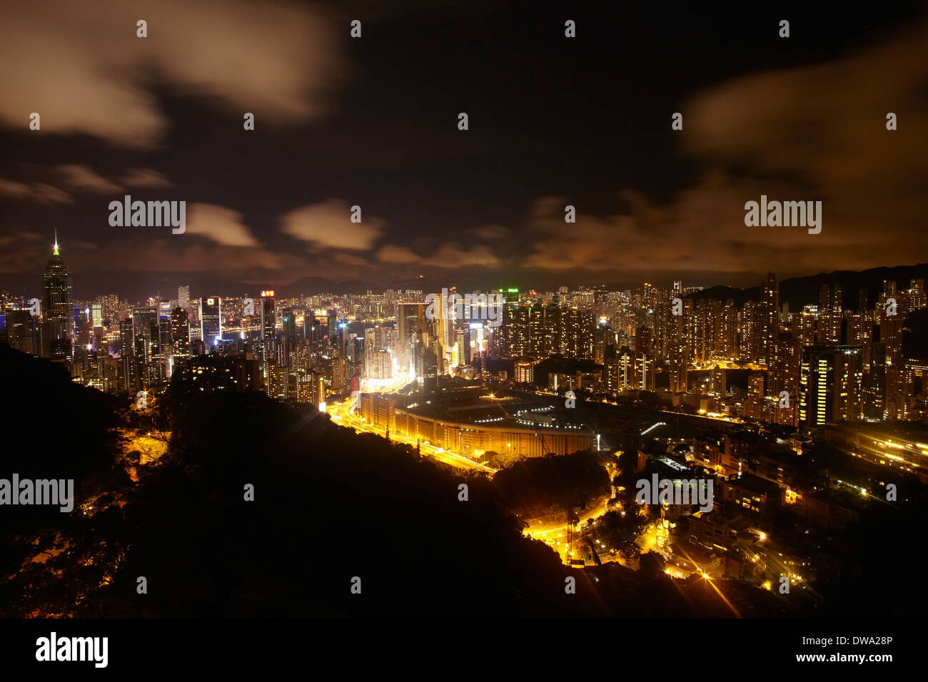 Luftaufnahme der Rush Hour Hong Kong bei Nacht, China Stockfoto