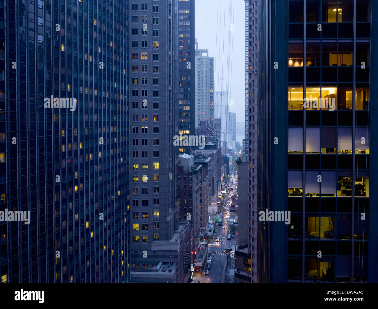 Erhöhten Blick der Rush Hour zwischen Wolkenkratzern in der Abenddämmerung, New York, USA Stockfoto