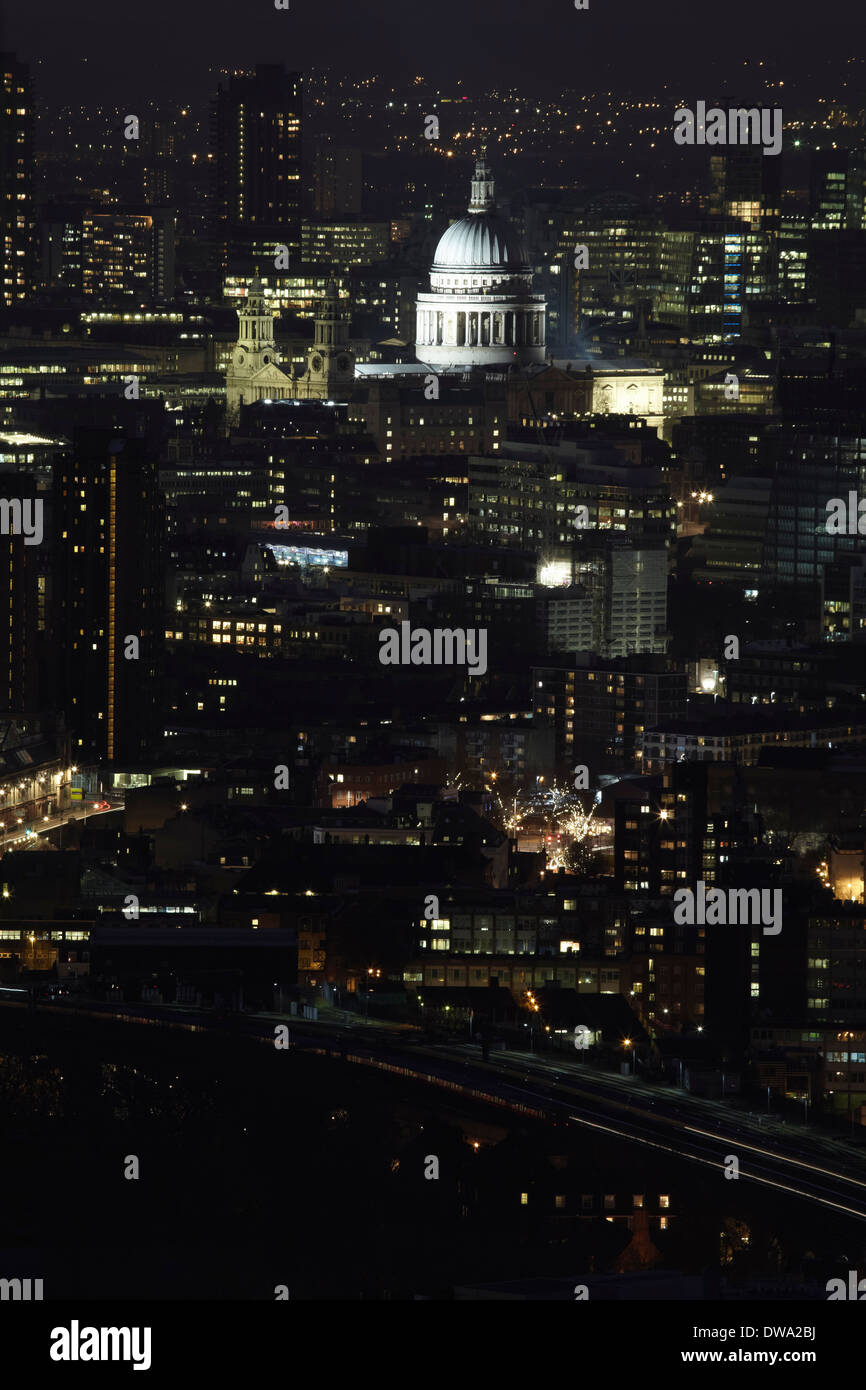 Luftaufnahme von St. Pauls in der Nacht, London, UK Stockfoto