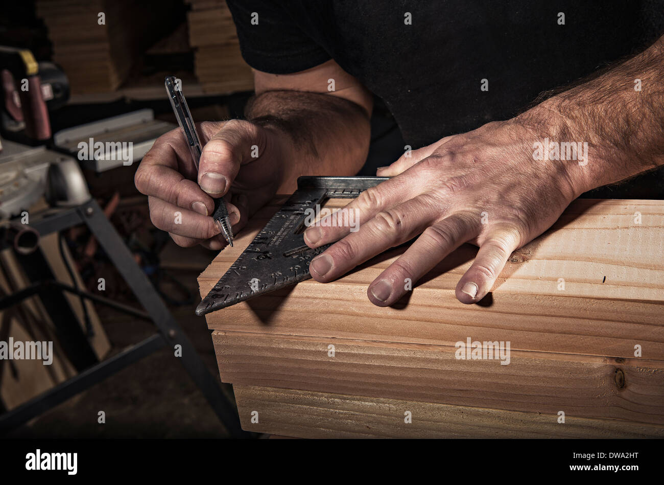 Nahaufnahme eines männlichen Zimmermann mit Geodreieck in Werkstatt Stockfoto