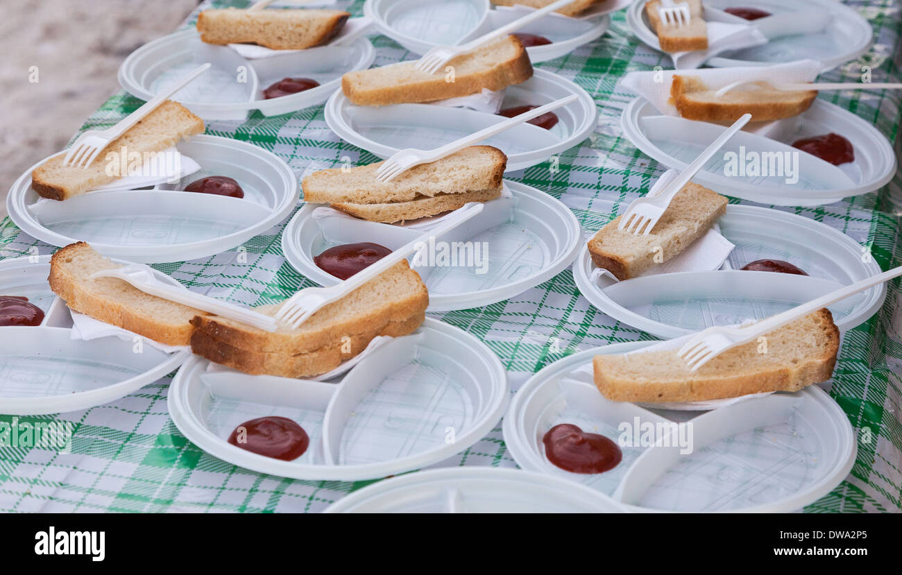 Brot auf ein Einweggeschirr Stockfoto