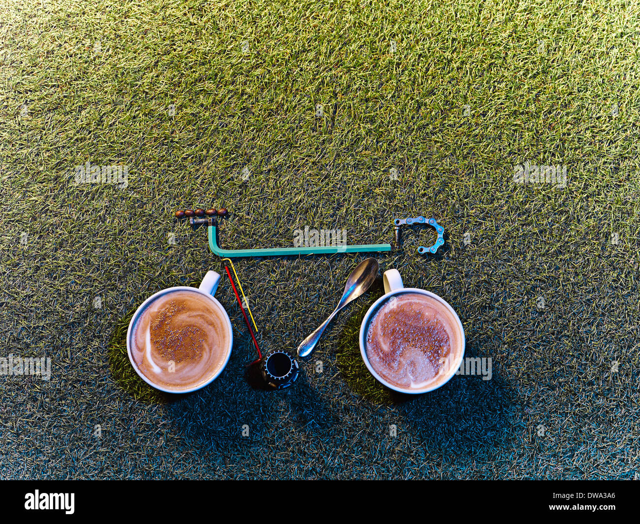 Stillleben mit Kaffeetassen in Form des Fahrrads Stockfoto