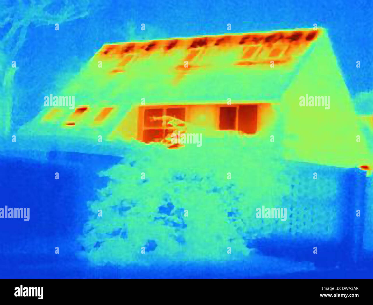 Wärmebild eines Hauses, zeigt Wärmeverlust durch schlechte Dachdämmung Stockfoto