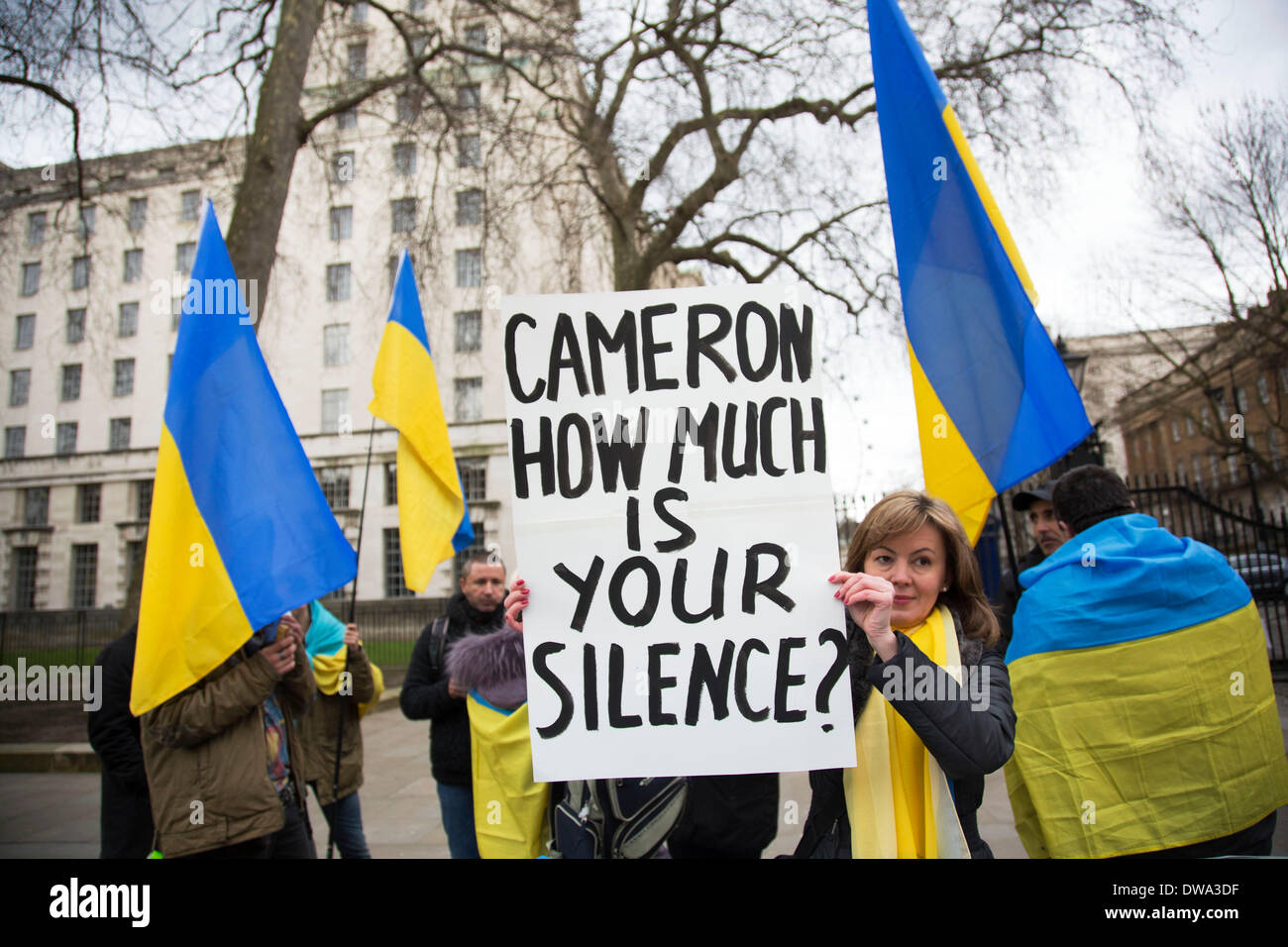 London, UK. Dienstag, 4. März 2014. Ukrainische Demonstranten zeigen außen Downing Street fordern die Regierung des Vereinigten Königreichs, der NATO und anderen Organisationen zu helfen, ihre Autonomie gegen Russland zu schützen und einer souveränen Nation zu bleiben. Bildnachweis: Michael Kemp/Alamy Live-Nachrichten Stockfoto