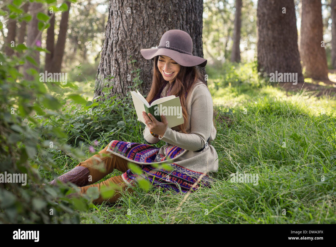Junge Frau Lesebuch im Wald Stockfoto