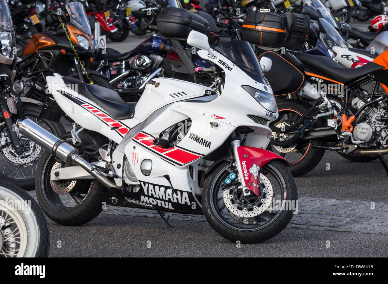 Yamaha Motorrad geparkt mit anderen Sportarten und klassische Motorräder, London England Vereinigtes Königreich Großbritannien Stockfoto