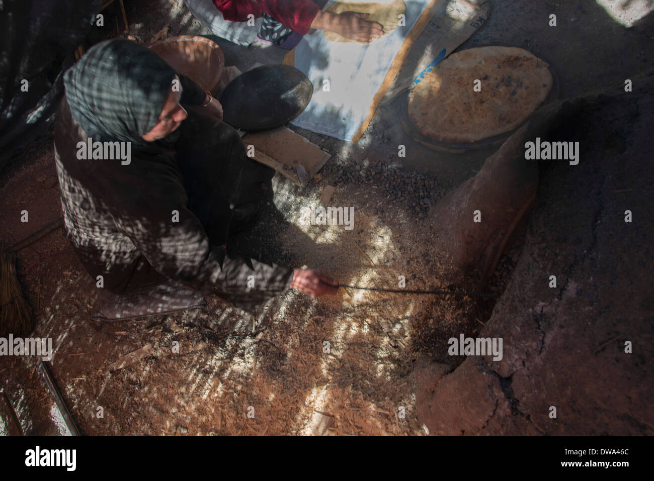 Frau Kochen traditionelle Brot auf Schlamm Ofen, Tabounte, Ouarzazate Province, Souss-Massa-Draa, Marokko Stockfoto