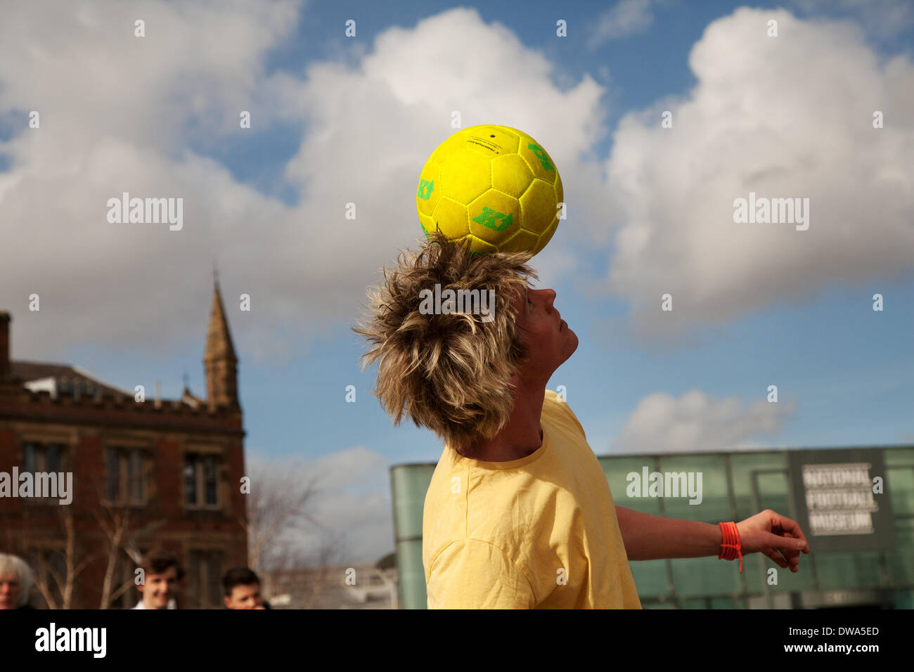 Manchester UK. European Freestyle Fussball Meister John Farnworth, MR, zeigt seine Fußball" Keepy Uppy' Fähigkeiten, Tricks, Spaß, Lifestyle, Fitness, glücklich, Praxis, Erholung, talentierte, Bewegung, Spiel, kicken Fußball, eine Pelé inspirierte Freestyle, in den Straßen in der Nähe der Urbis nationale Fußball-Museum. Wm 100 Tage Countdown Karneval ein Tag der Feierlichkeiten wie Mardi Gras zu Beginn der 100 Tage Countdown bis zum Beginn der diesjährigen WM feiern! John ist ein Fußball-Freestyler und Entertainer, der die vier Guinness World Records einschließlich der meisten rund um die Welten in einer Minute. Stockfoto