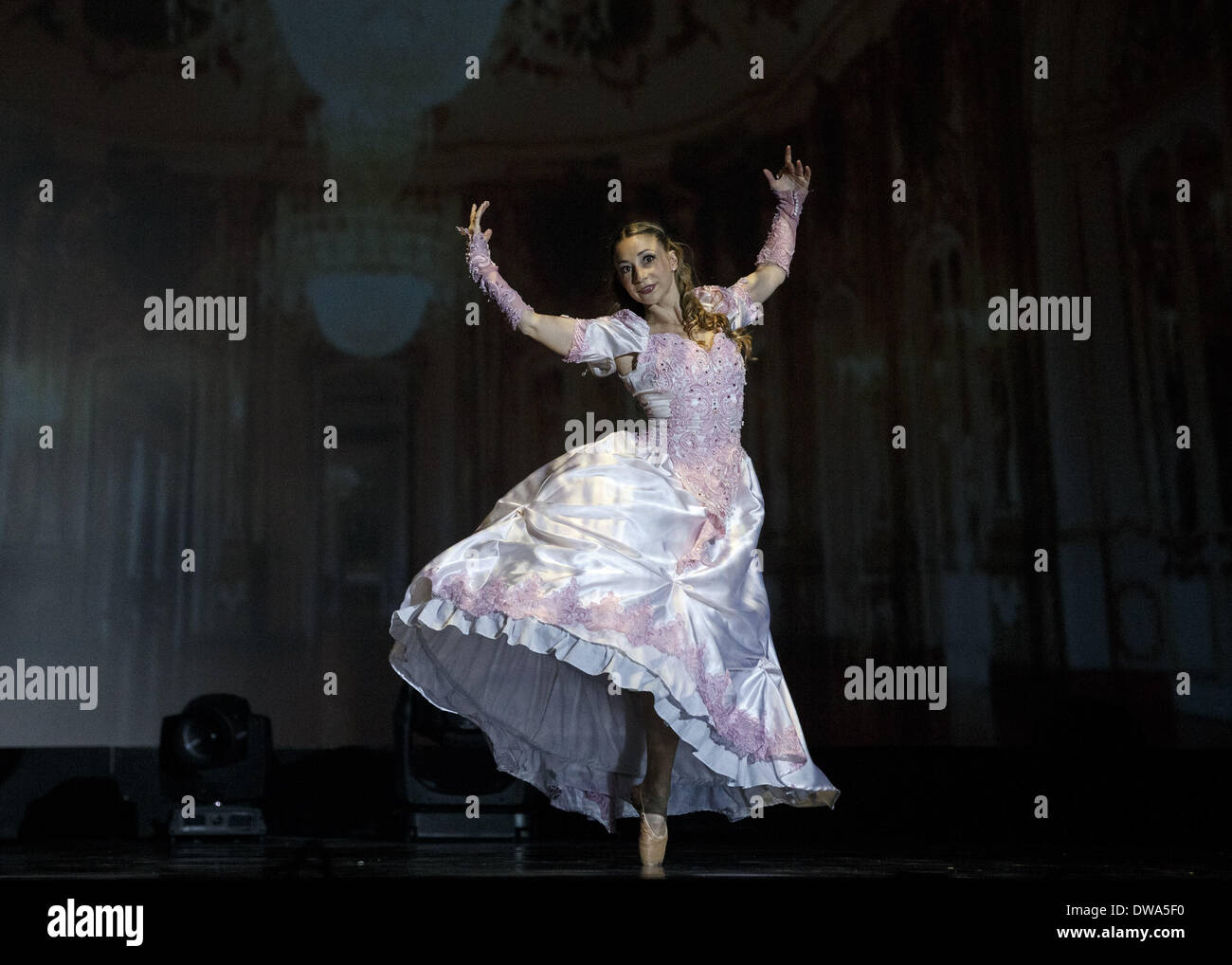 Berlin, Deutschland. 4. März 2014. Rasta Thomas' Romeo und Julia - vom 04.03 bis die 09.03.2014 soll das klassische Rock-Ballett "Romeo und Julia" von Rasta Thomas und Adrienne Canterna gesehen, bereits bekannt durch ihre Produktion "rock The Pressen", in der Admiral-Palast in Berlin. Reynaldo Paganelli/NurPhoto/ZUMAPRESS.com/Alamy © Live-Nachrichten Stockfoto
