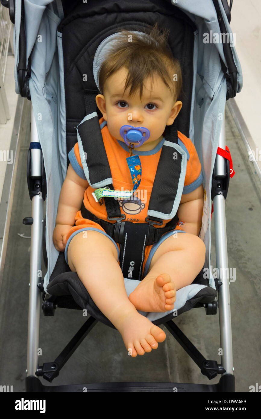 Kleinkind Jungen im Stuhl Stockfoto