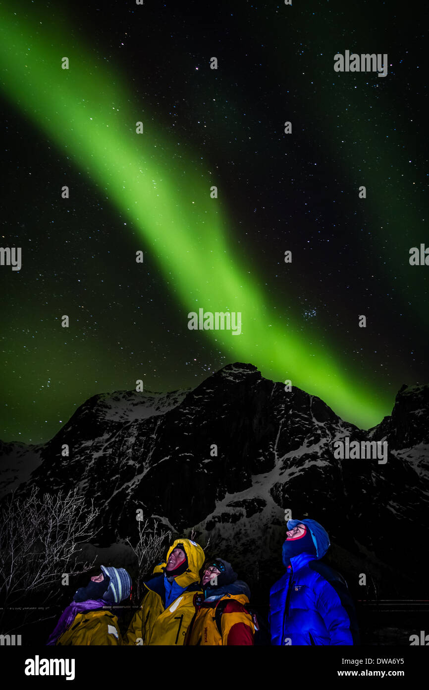 Familie, genießen Sie die Show der Nordlichter in Norwegen Stockfoto