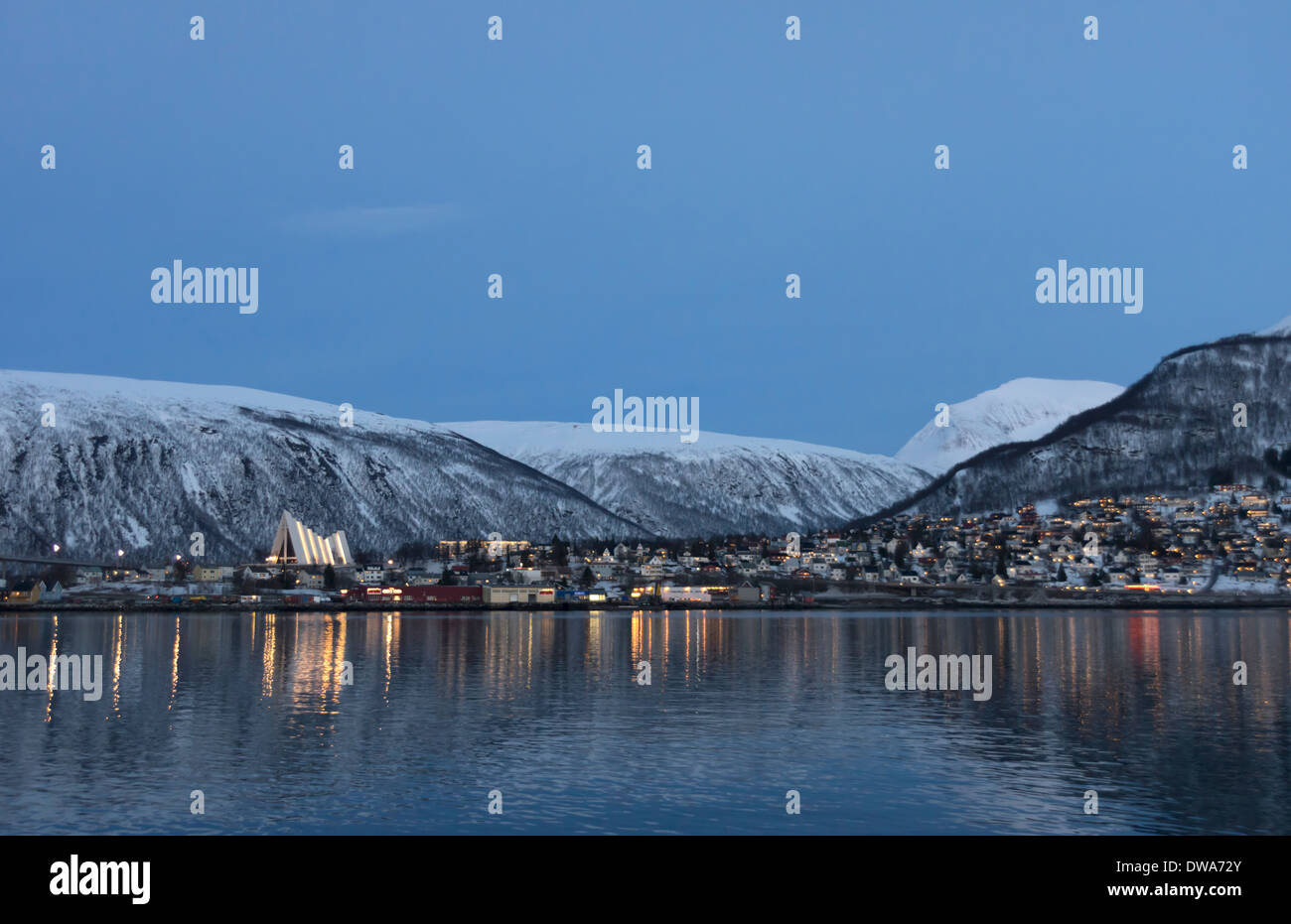 Tromso in der Nacht mit der arktischen Kathedrale und Berge Stockfoto