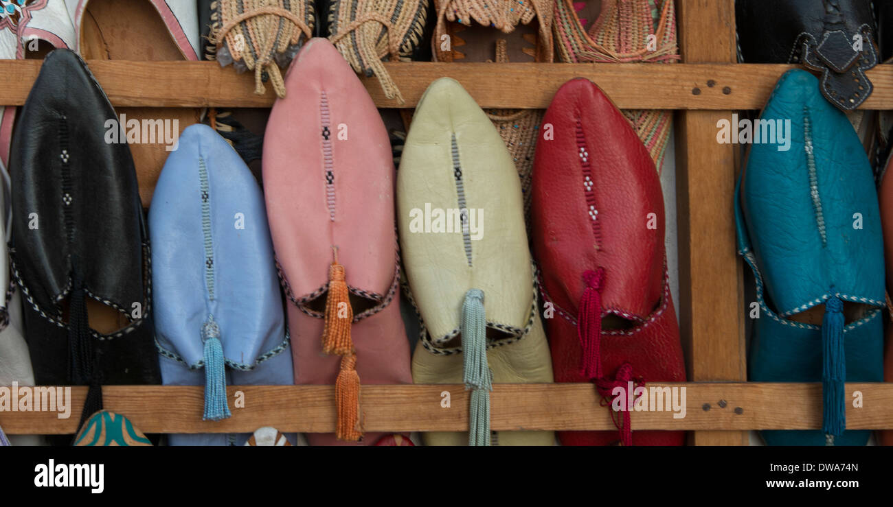 Babouche Hausschuhe zum Verkauf auf Markt Abwürgen, Medina, Marrakesch, Marokko Stockfoto
