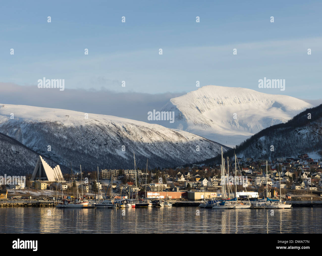 Tromsø, Norwegen mit "Kathedrale der Arktis" und die Berge in der Ferne Stockfoto