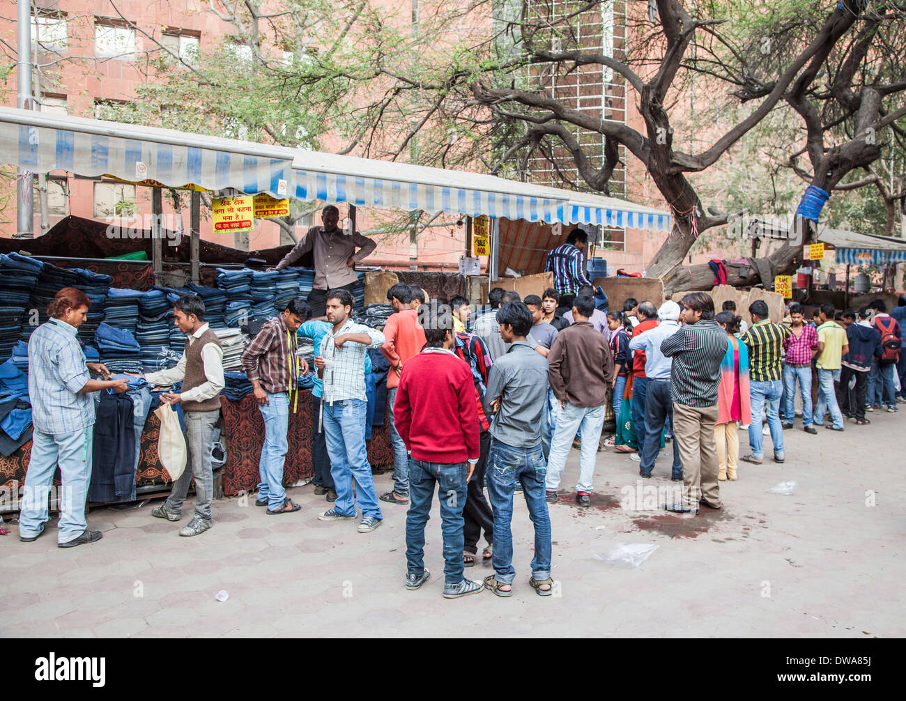 Überfüllten lokalen Markt in Neu-Delhi, Indien: am Straßenrand stand auf der Straße verkaufen blue Denimjeans hoch aufgetürmt Stockfoto