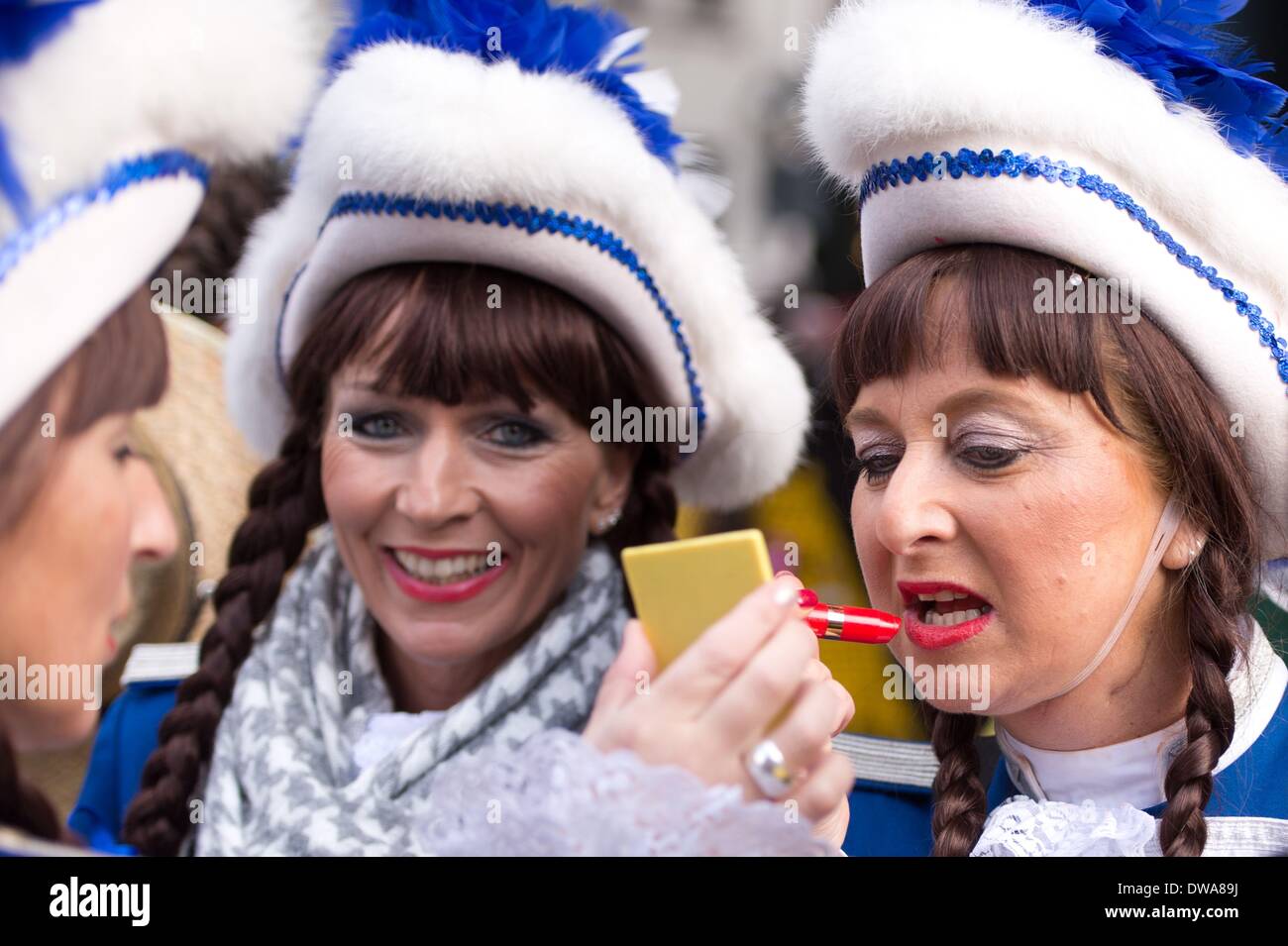 Stuttgart, Deutschland. 4. März 2014. Karneval-Tänzer "Tanzmariechen" beim Karnevalsumzug in Stuttgart, Deutschland, 4. März 2014 genannt. 60 Thema Schwimmer nahmen an der Veranstaltung teil. Foto: Sebastian Kahnert/Dpa/Alamy Live News Stockfoto