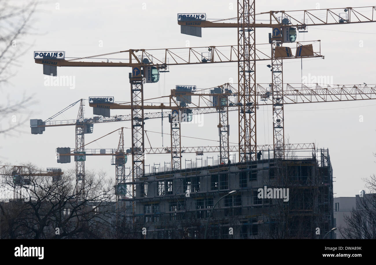 Berlin, Deutschland. 4. März 2014. Krane sind nahe dem Potsdamer Platz in Berlin, Deutschland, 4. März 2014 abgebildet. Berlin braucht erschwinglichen Wohnraum, da es viele neue Bewohner zieht. Foto: Jörg Carstensen/Dpa/Alamy Live News Stockfoto