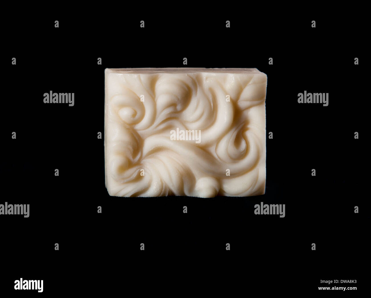 Nach Maß handgefertigte Seife, Creme Farbe auf schwarzem Hintergrund. Stockfoto