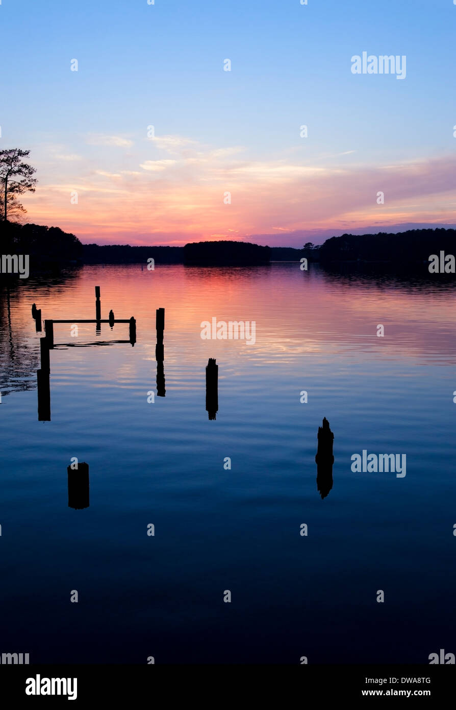 Sonnenuntergang im Whispering Pines Lake, North Carolina. Auch bekannt als Thagard See Stockfoto