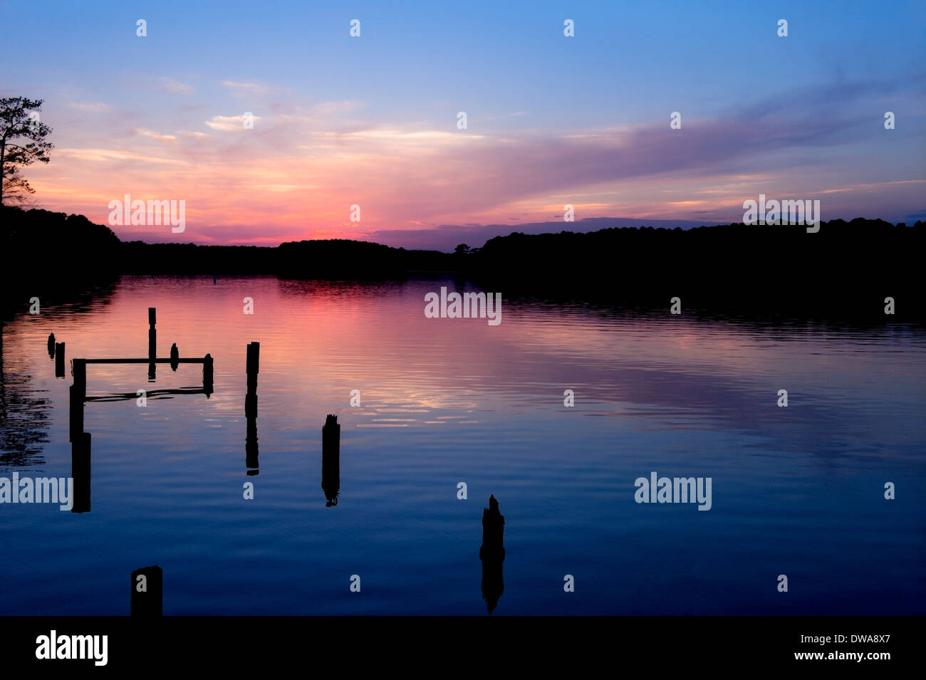 Sonnenuntergang im Whispering Pines Lake, North Carolina. Auch bekannt als Stockfoto