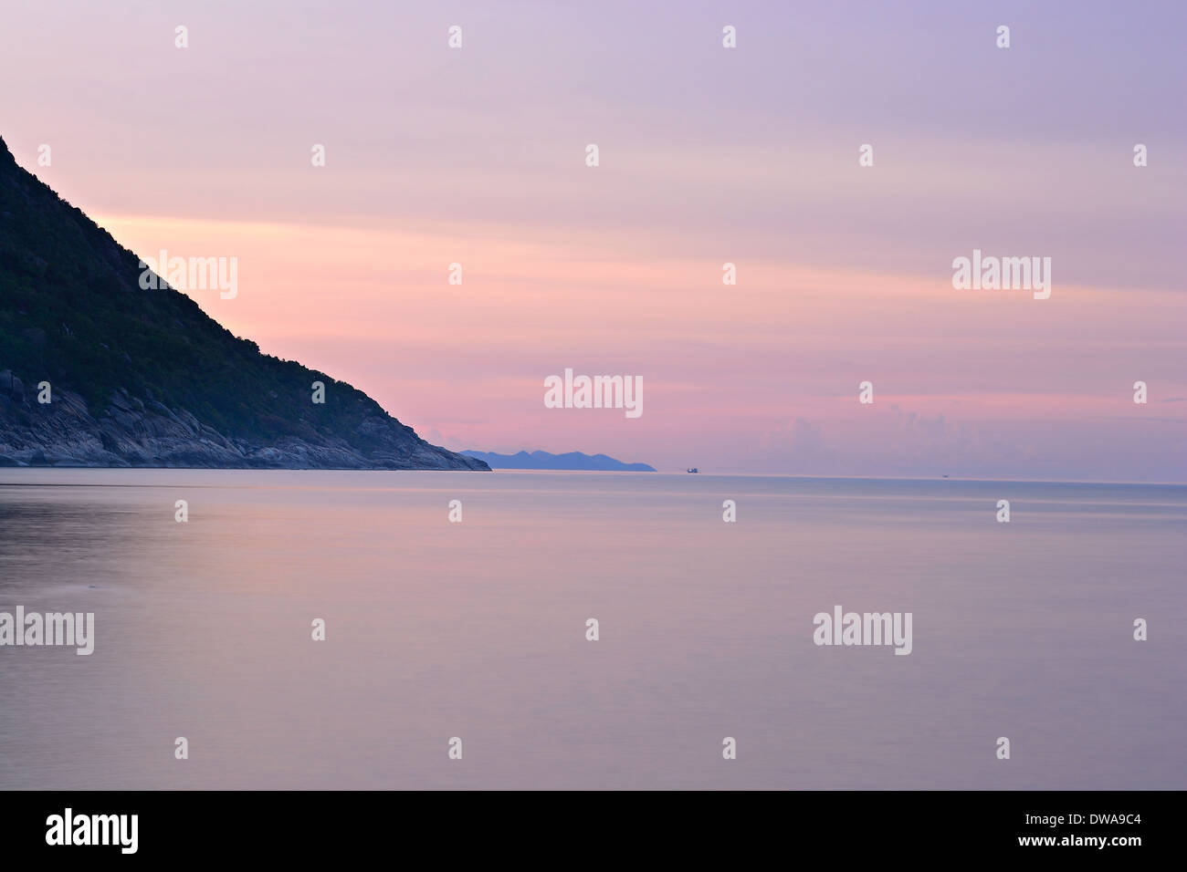 Vibrant farbigen Sonnenuntergang und verschwommene Bewegung Seelandschaft bei Ao Haad Khaud, Koh Phangan, Süd-Thailand. Stockfoto