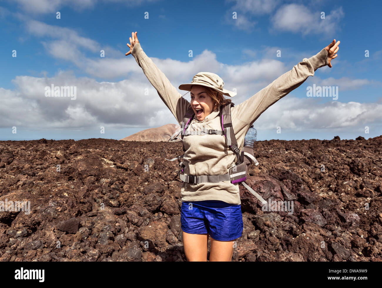 Glückliche Frau. Nationalpark Timanfaya, Lanzarote, Kanarische Inseln, Spanien. Stockfoto