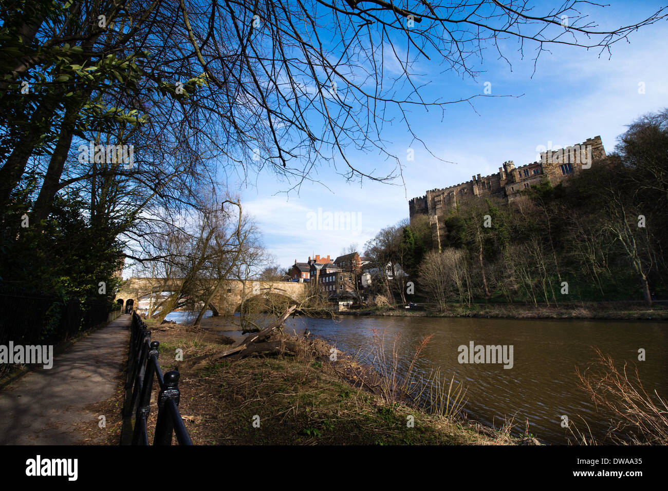 Durham Castle, UK, eingesehen am Flussufer. Stockfoto