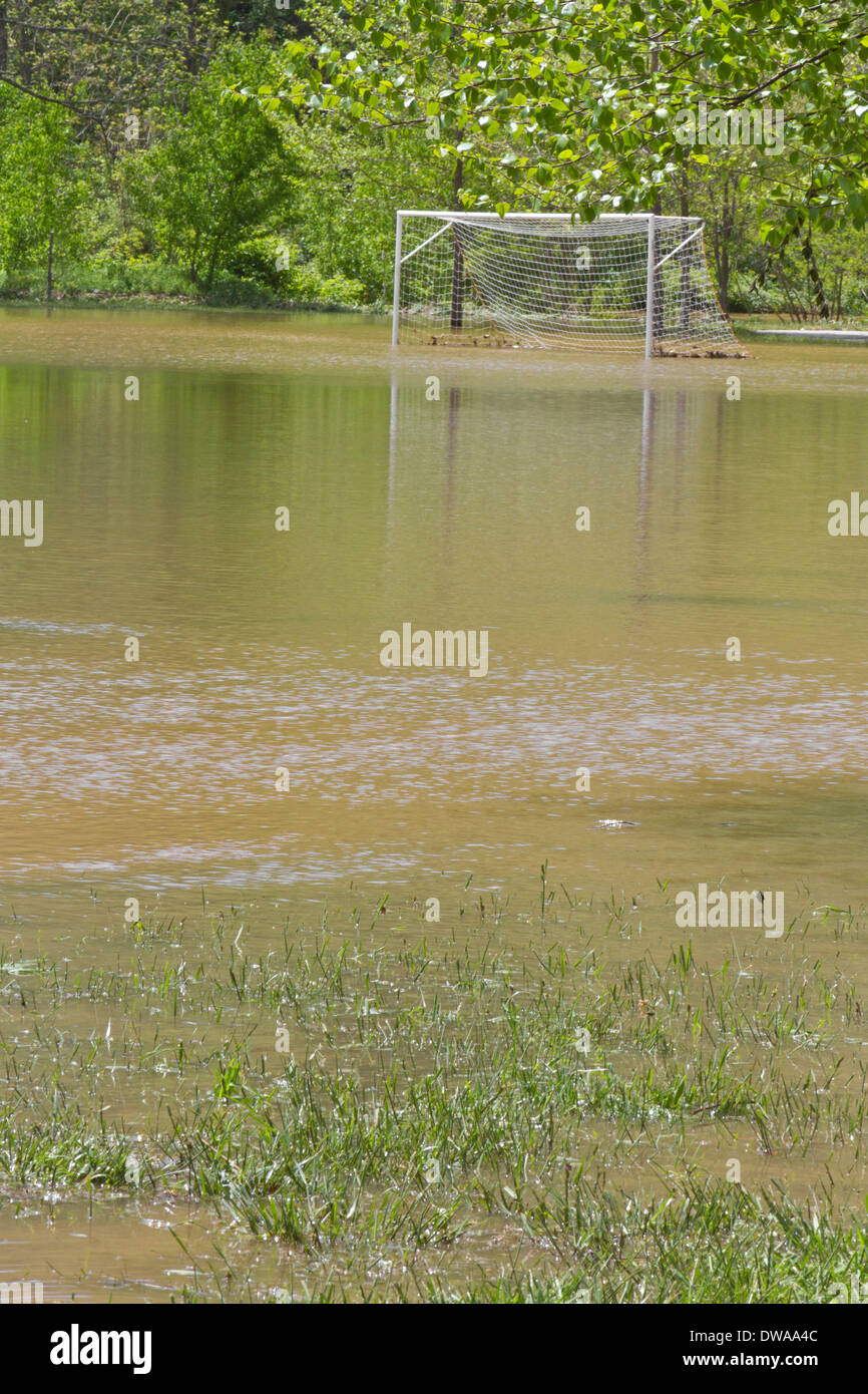Ein Fußballtor sitzt im Wasser in einem Feld von einem nahe gelegenen Fluss überflutet Stockfoto