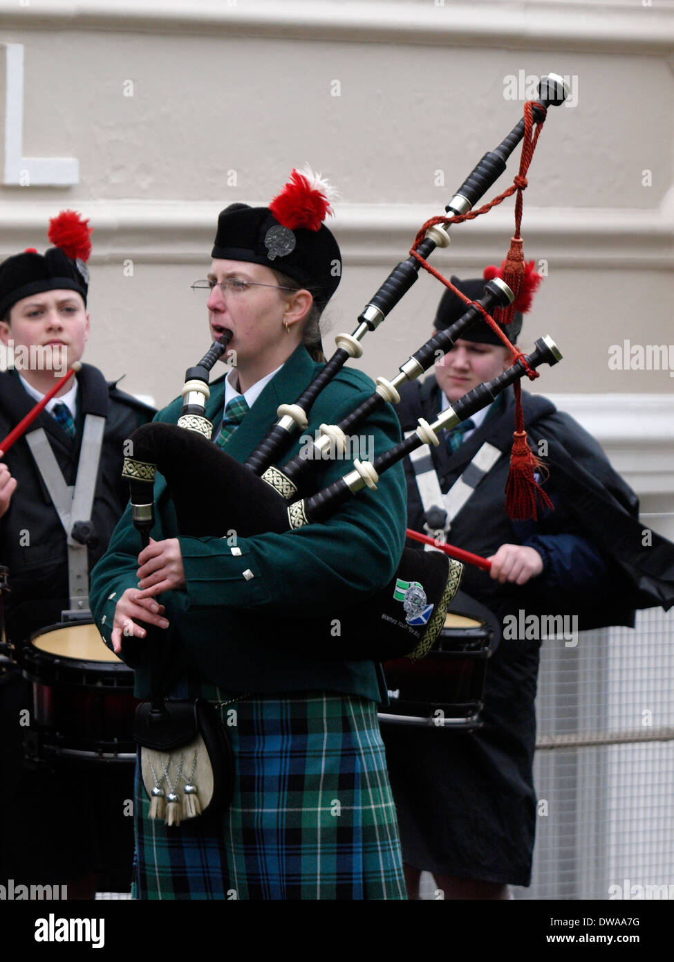 Weibliche Dudelsack-Spieler, Bideford, Devon, UK Stockfoto