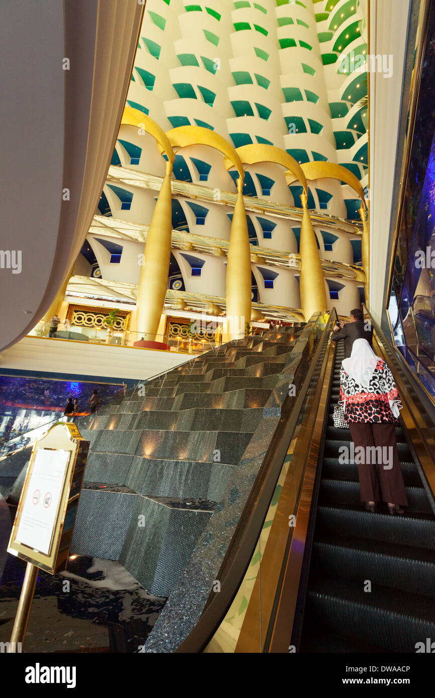 Die Rolltreppen Bis In Die Lobby Vom Eingang Burj Al Arab