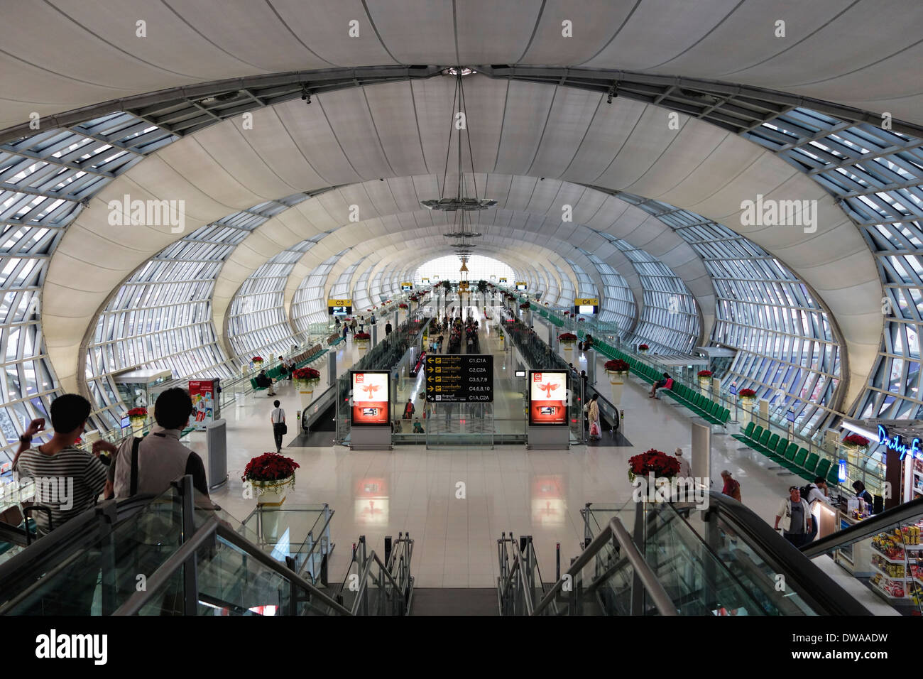 Reisende in der Passagier-Terminal des Flughafen Suvarnabhumi, Bangkok, Thailand. Stockfoto