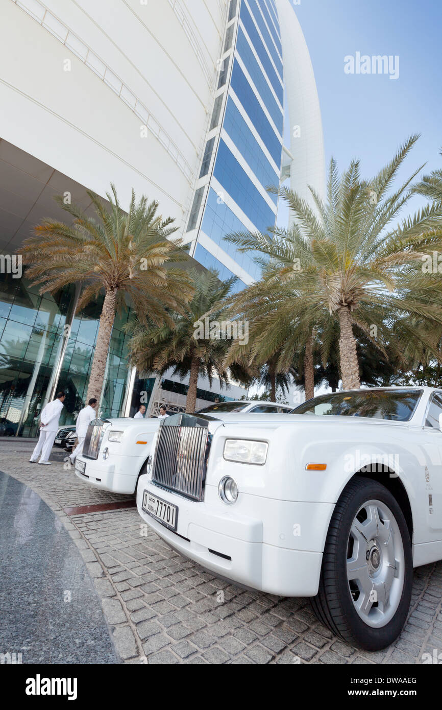 Rollt Royce Cars für die Gäste, im Besitz des 7-Sterne Burj al Arab Hotel, Dubai, VAE, Vereinigte Arabische Emirate, Naher Osten; wohlhabender Luxus-Lifestyle. Stockfoto